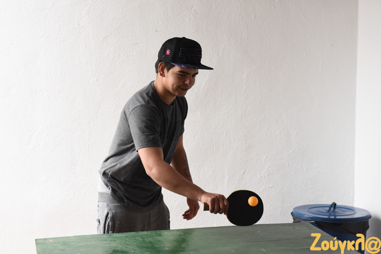 Ο Κέβιν θέλει να τελειώσει το σχολείο, όταν επιστρέψει στην πατρίδα του