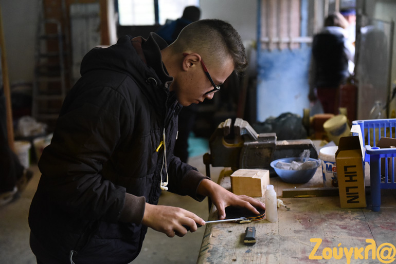 Ο Μαξιμίλιαν έσπασε κατά λάθος τη ρακέτα του, και μαθαίνει να την επιδιορθώνει μόνος του