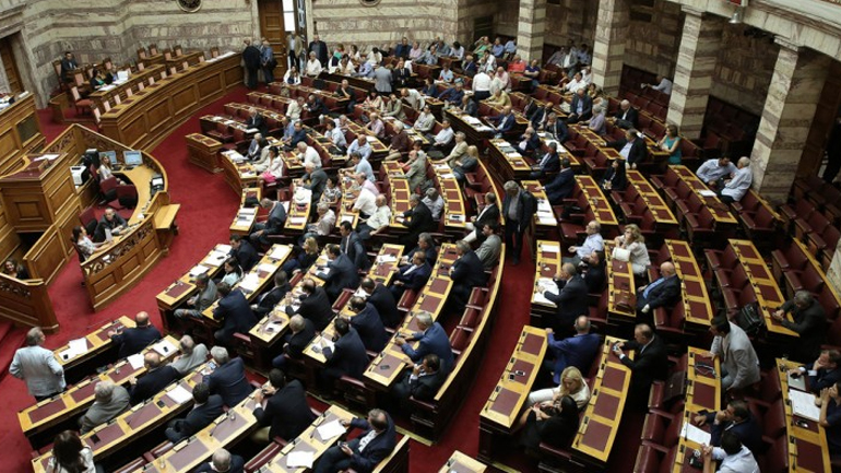 Βουλή: «Πέρασαν» οι τροπολογίες για τις τηλεοπτικές άδειες – Πώς ψήφισαν τα κόμματα