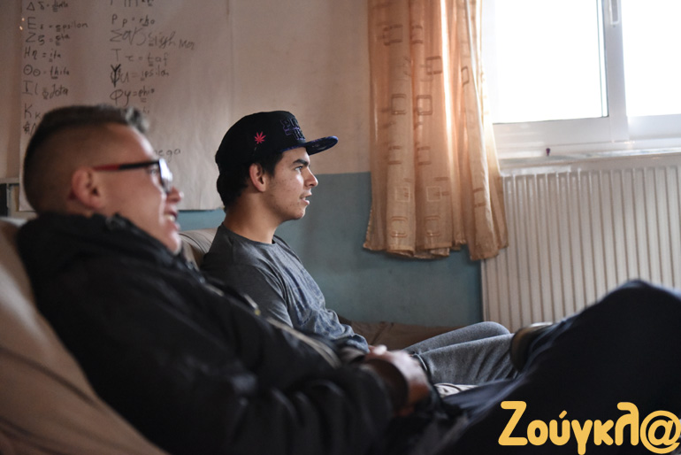 Στιγμές χαλάρωσης, παρακολουθώντας μέσω δορυφόρου τη γερμανική τηλεόραση