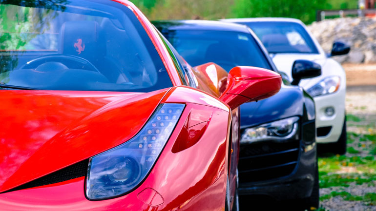 Αστυνομικοί και επώνυμος της σόου μπιζ μπλεγμένοι στη συμμορία των Ρομά που ξάφρισαν 2.000 σπίτια