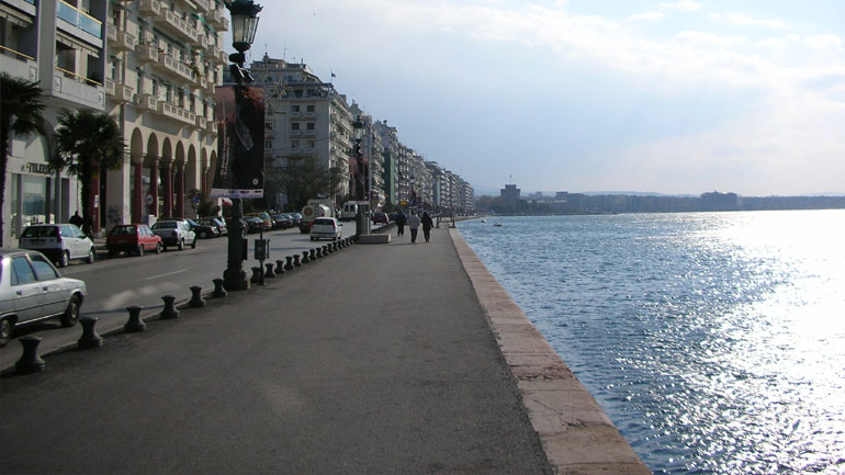 Άνδρας έπεσε στα νερά του Θερμαϊκού, ενώ περπατούσε στην παραλία