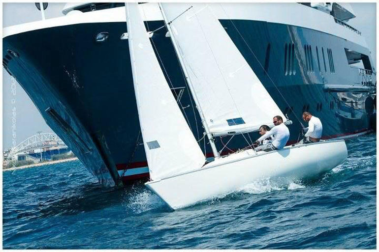 Το σκάφος της παραολυμπιακής ελληνικής ομάδας ιστιοπλοΐας αθλητών ΑμεΑ στην κατηγορία SONAR, Sonar Hellenic Team...