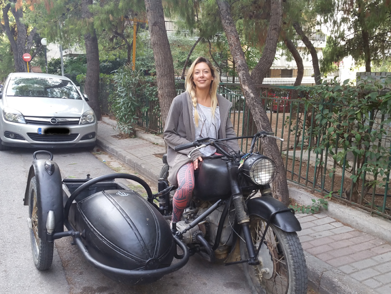 H Εκάβη με την BMW με το καλάθι της...