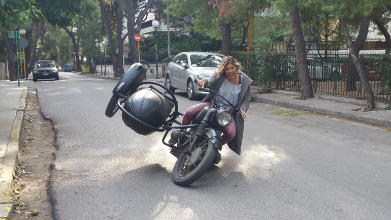 Δύσκολα να δεις τέτοια εικόνα με μοτισικλέτα και γυναίκα!