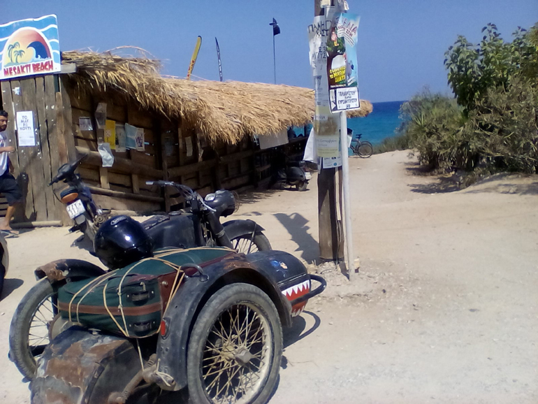 Μοτοσικλέτα που έχει ταξιδέψει παντού και με όλα τα μπαγκάζια πάνω της!