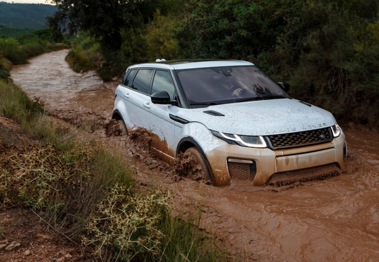 Το Evoque έχει τη δυνατότητα να κινηθεί χωρίς πρόβλημα σε νερό βάθους 50 εκατοστών...