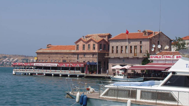 Στο Αϊβαλί πλοίο που θα μεταφέρει 280 εγκλωβισμένους Έλληνες ταξιδιώτες