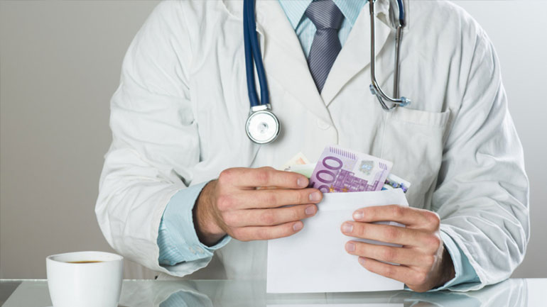 Συλλήψεις δύο γιατρών και ενός τραυματιοφορέα για… φακελάκι