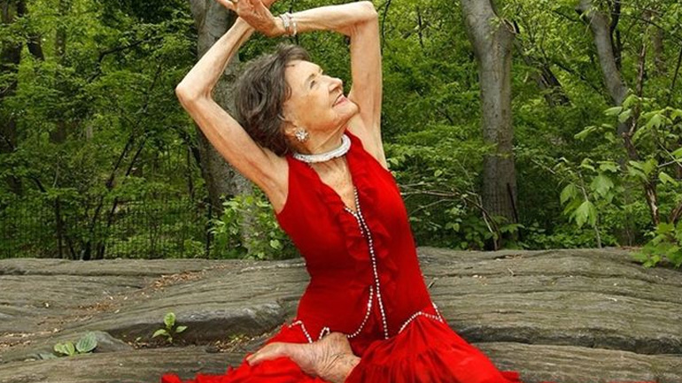 Τα μυστικά της 98χρονης guru της γιόγκα για να κατακτήσεις την ευτυχία