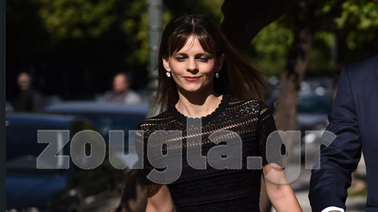 Με χαμόγελο στην ορκωμοσία η νεότερη υπουργός της κυβέρνησης