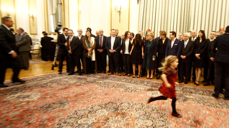 Η μικρή κόρη του Πάνου Καμμένου και της Έλενας Τζούλη έκλεψε τις εντυπώσεις στην ορκωμοσία της κυβέρνησης