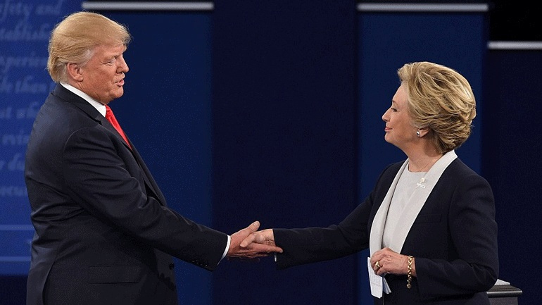 Τραμπ:« Ήρθε ο καιρός να κλείσουμε τα βιβλία της ιστορίας για τους Κλίντον»