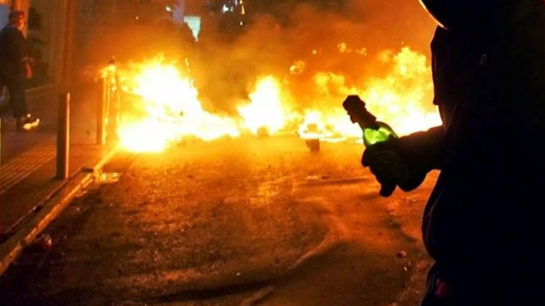 Επίθεση με μολότοφ σε διμοιρία των ΜΑΤ στη Χαριλάου Τρικούπη