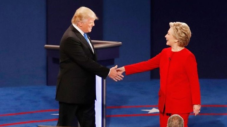 ΗΠΑ: Σε φρενήρη κούρσα Κλίντον και Τραμπ για τους αναποφάσιστους