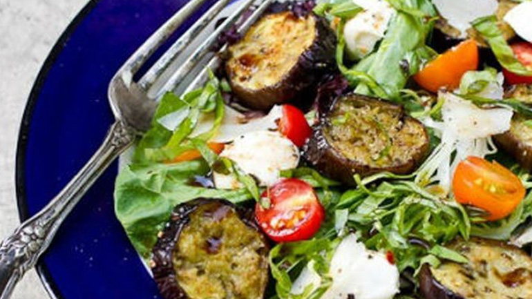 Σαλάτα με ντομάτα, μελιτζάνες και ελιές