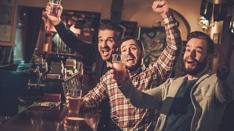 Όταν θέλει να βγαίνει μόνος του με τους φίλους του