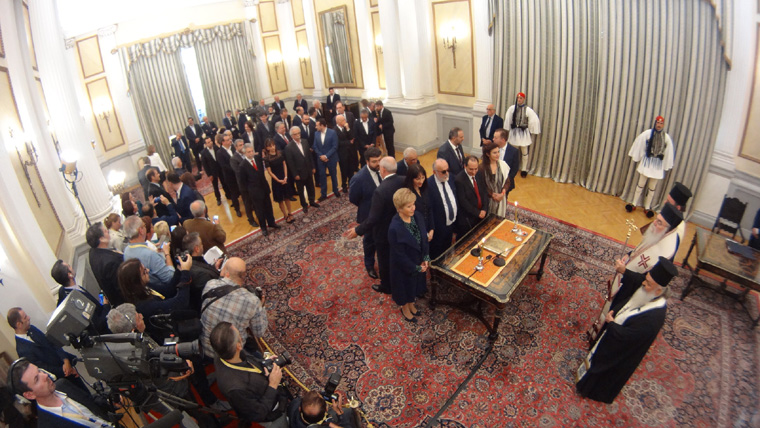 Δέκα μόνο υπουργοί ενώπιον του Επισκόπου Μεθώνης