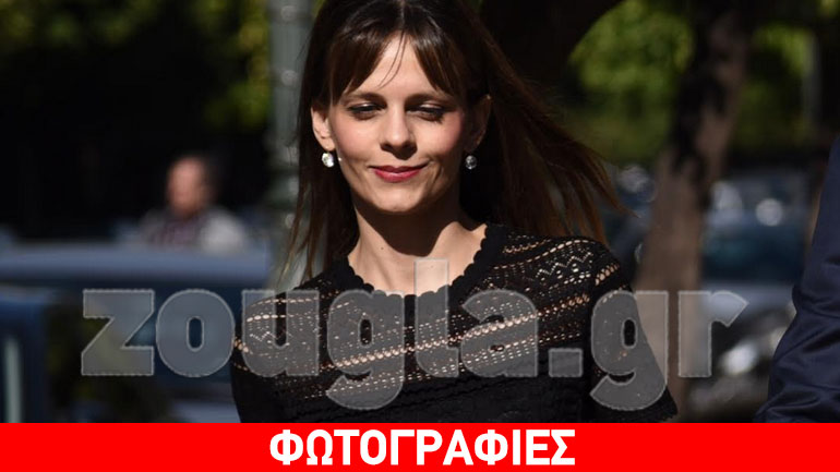 Με χαμόγελο στην ορκωμοσία η νεότερη υπουργός της κυβέρνησης