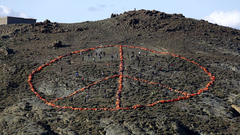 Παπούτσια και τσάντες από… σωσίβια προσφύγων στη Λέσβο