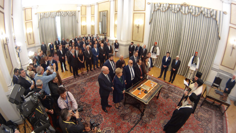 Οι υπουργοί που ορκίστηκαν με θρησκευτικό όρκο