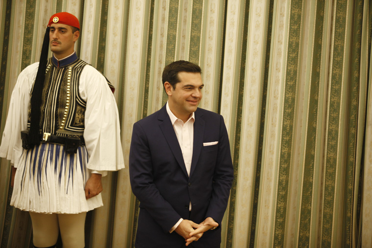 Από τις λίγες φορές που... χαμογέλασε ο πρωθυπουργός στο Προεδρικό