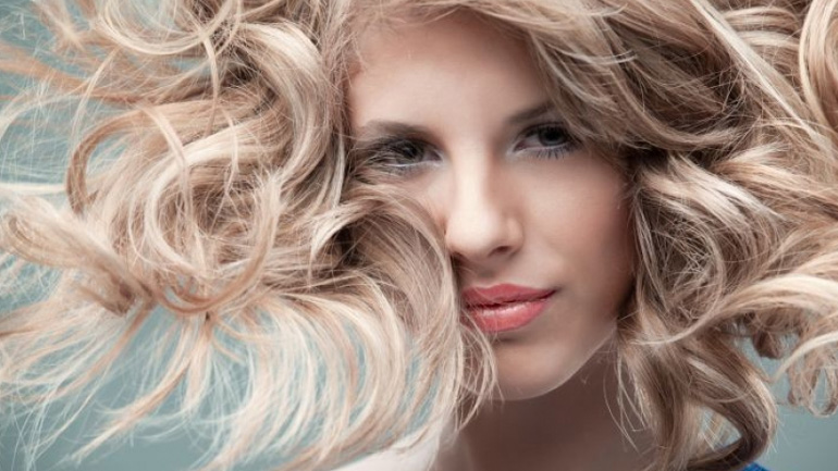 Εύκολα tips για να κρύψετε τις άσπρες τρίχες