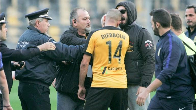 Πλακώθηκε με εισβολείς οπαδούς του Άρη ο Τζιμπούρ