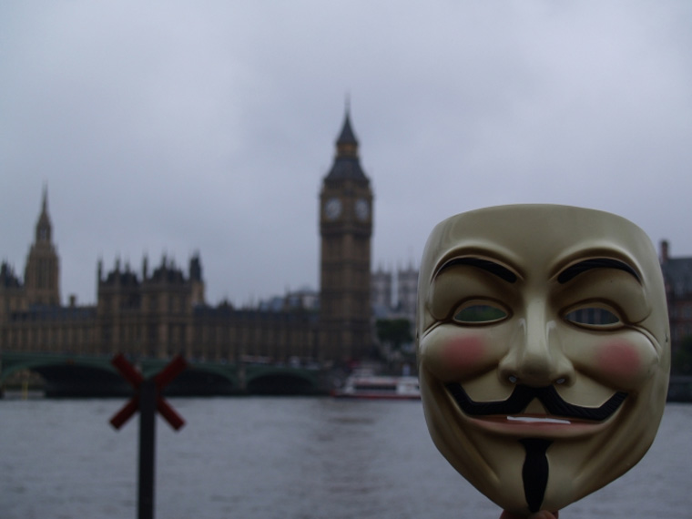 Η περίφημη μάσκα με φόντο το Κοινοβούλιο