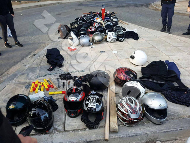 Κοντάρια, μαχαίρια, φωτοβολίδες, αλυσίδες και κράνη