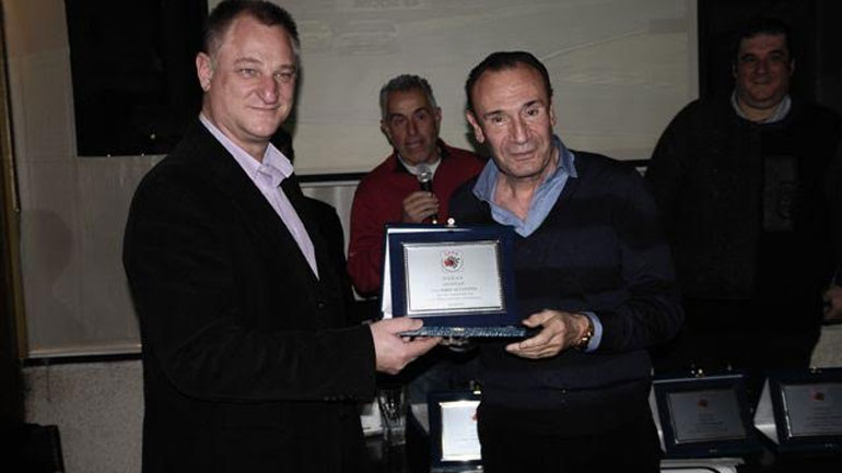 O αστυνομικός Γρηγόρης Νιώρας (πρωταθλητής αγώνων ράλι) βραβεύει τον Νίκο Αγγλούπα