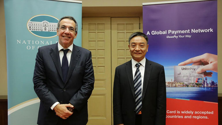 ο Διευθύνων Σύμβουλος της Εθνικής Τράπεζας Λεωνίδας Φραγκιαδάκης και ο Πρόεδρος της China UnionPay Shi Wenchao