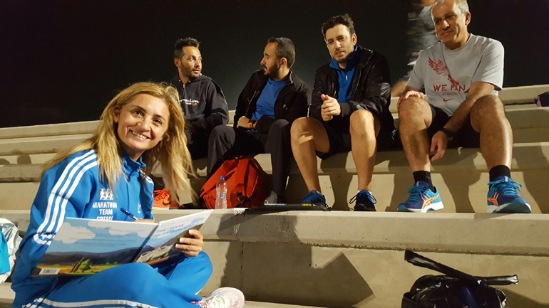 Η Μαρία Πολύζουν υπογράφει τα βιβλία της...