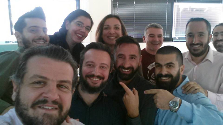 Στη μέση ο Μιχάλης Ντιβέρης και γύρω του οι συνάδερφοί του...