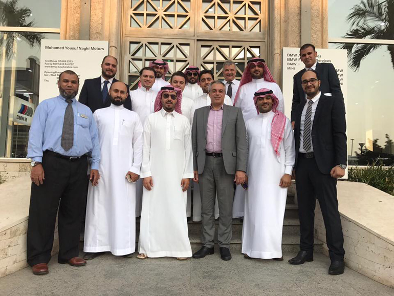 Ο Σταύρος Παρασκευαίδης με το γκρι κοστούμι...