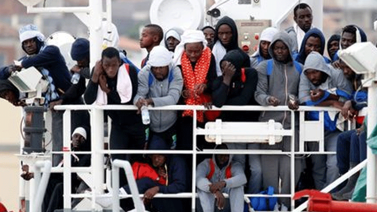 Σχεδόν 700 μετανάστες που διασώθηκαν στη Μεσόγειο έφθασαν σε λιμάνι της Σικελίας