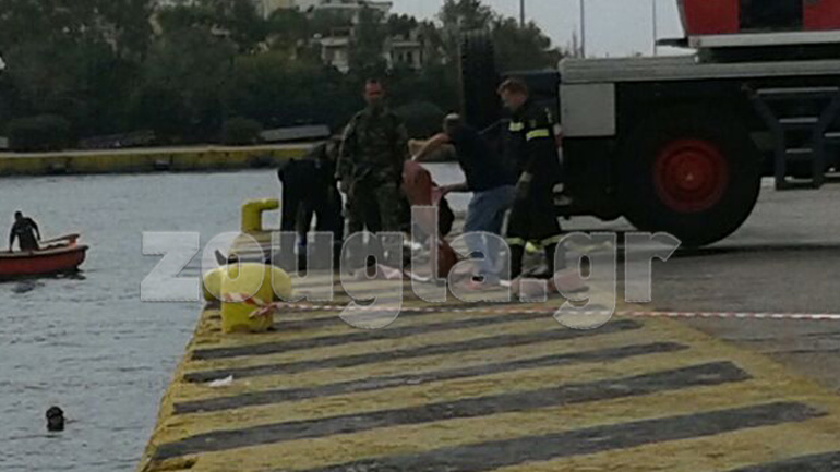 Πτώση Ι.Χ. στο λιμάνι του Πειραιά – Σπεύδουν βατραχάνθρωποι για έρευνες