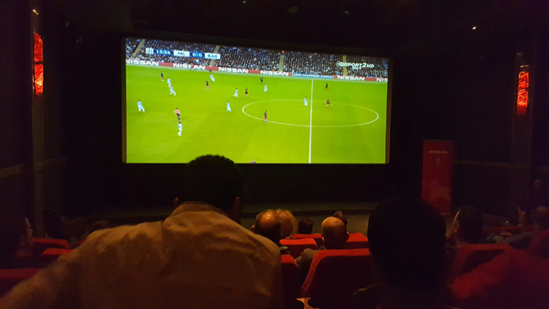 Και μπάλα σε... γιγαντοθόνη!