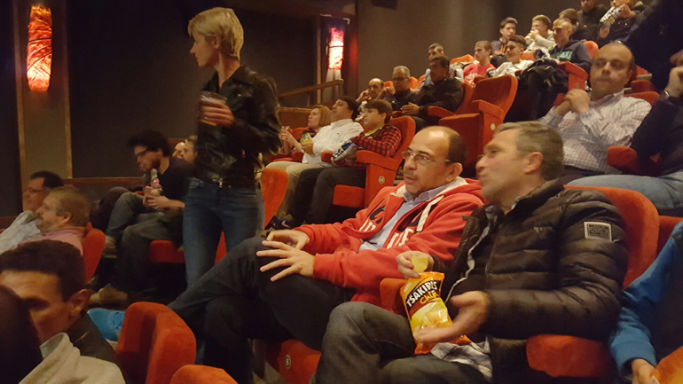 Ο εμπορικός διευθυντής της Nissan Μάριος Μπαρκής συζητά με συνεργάτες του βλέποντας και λίγη μπάλα!