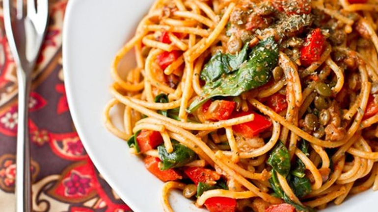 Μεσογειακή μακαρονάδα με κοτόπουλο και ελιές