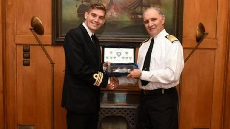 Τον Ολυμπιονίκη Σπύρο Γιαννιώτη βράβευσε η ηγεσία του ΓΕΝ