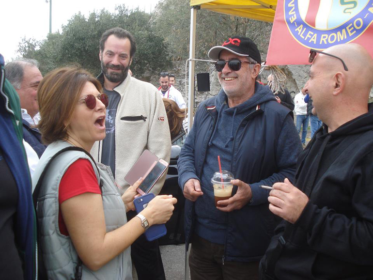 Η διευθύντρια επικοινωνίας του Fiat Group Κορίνα Πατέλη δεν μπορεί να κρύψει τη χαρά της... Το ίδιο και ο Στράτης Χατζηπαναγιώτου, διευθυντής του περιοδικού 4Τροχοί...