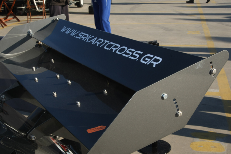 Η πίσω αεροτομή παράγει κάθετη δύναμη...