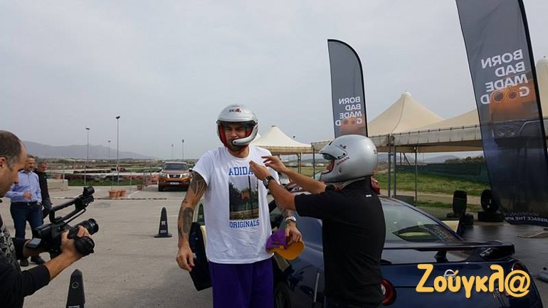 Κράνος και έτοιμος για να μπει στην πίστα...