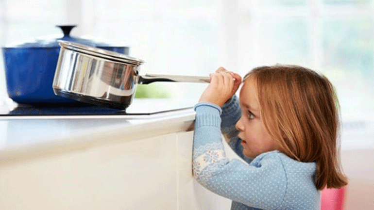 Τι να κάνετε για να είναι το παιδί σας ασφαλές στην κουζίνα Τι να κάνετε για να είναι το παιδί σας ασφαλές στην κουζίνα