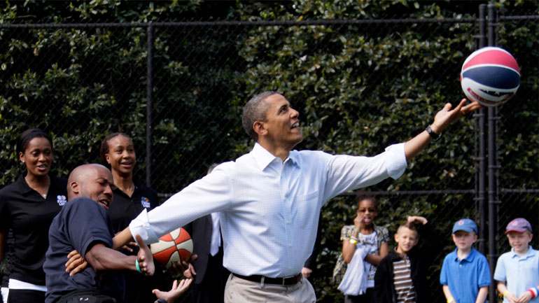 Το ‘ριξε στο μπάσκετ ο Ομπάμα εν μέσω εκλογών