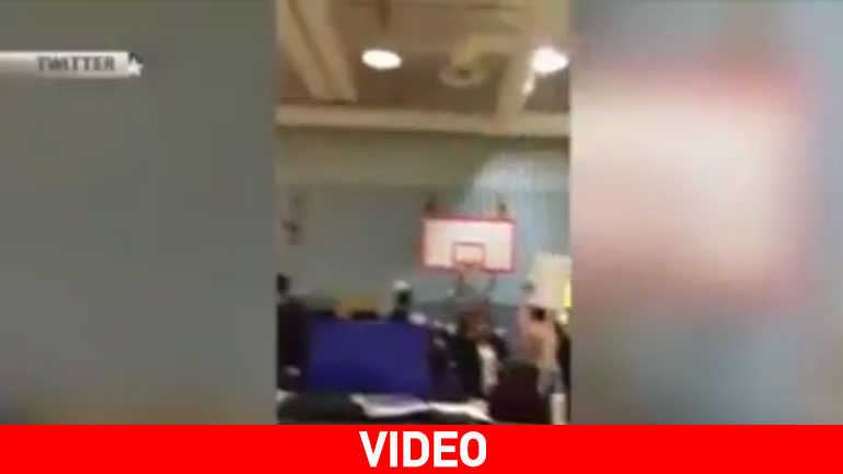 Γυμνόστηθες εισέβαλαν σε εκλογικό κέντρο φωνάζοντας κατά του Τραμπ