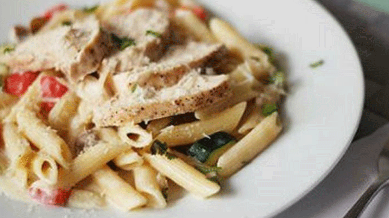 Μεσογειακή μακαρονάδα με κοτόπουλο και ντοματίνια