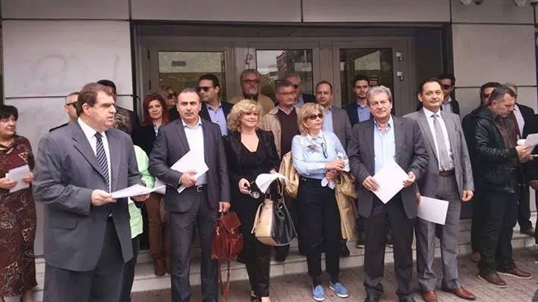 Σε συμβολικό αποκλεισμό τράπεζας προχώρησαν οι ασφαλιστές στη Λάρισα