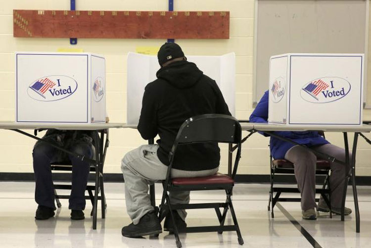 Η μεγάλη στιγμή για την ανάδειξη του επόμενου ενοίκου του Λευκού Οίκου έφθασε (Εκλογικό κέντρο στη Βιρτζίνια)